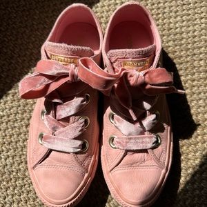 Converse pink faux leather shoe with pink velvet lace